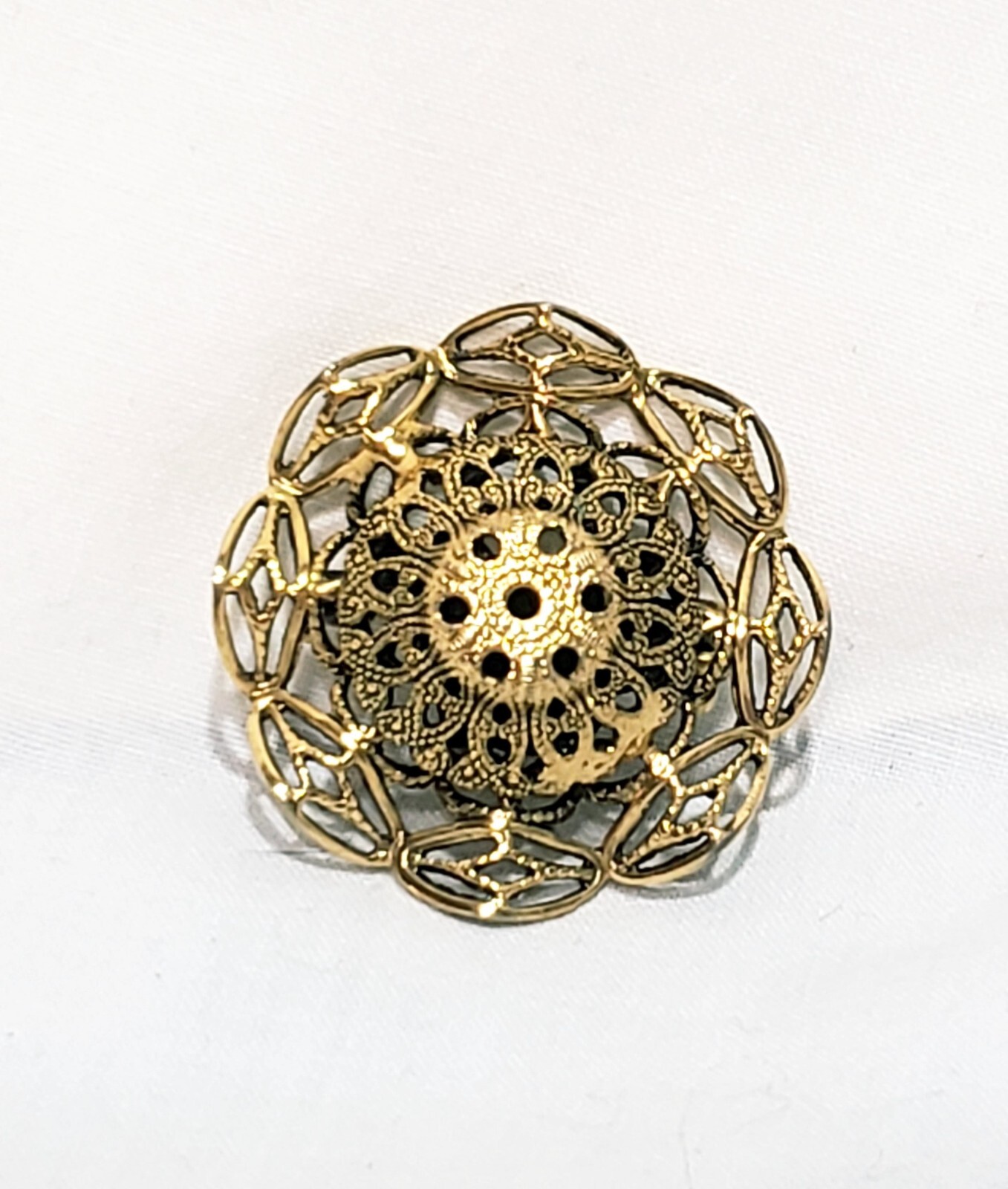 Freirich Brooch Filigree Circle Gold Tone Pin Round 1960s 1″ Vintage