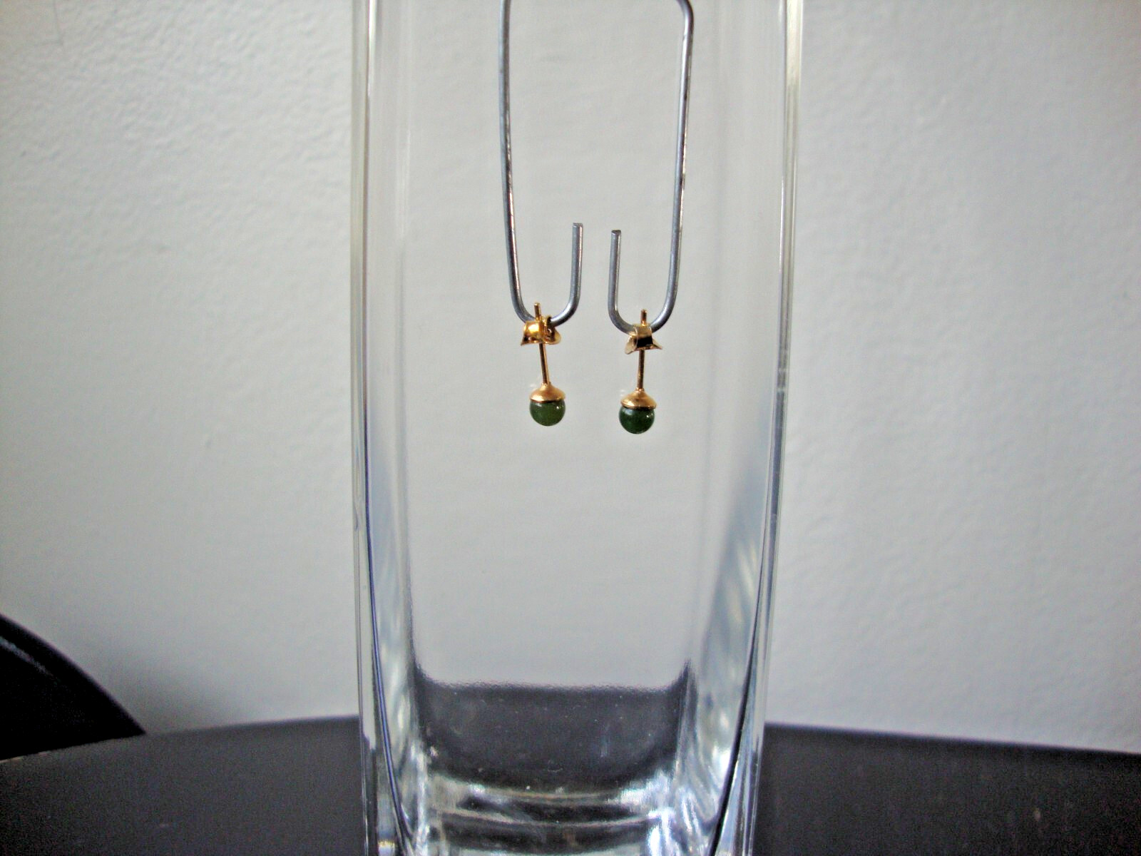 VTG CLASSIC CHINESE 4MM GREEN JADE BEAD/BALL YELLOW GOLD PLATED POST EARRINGS