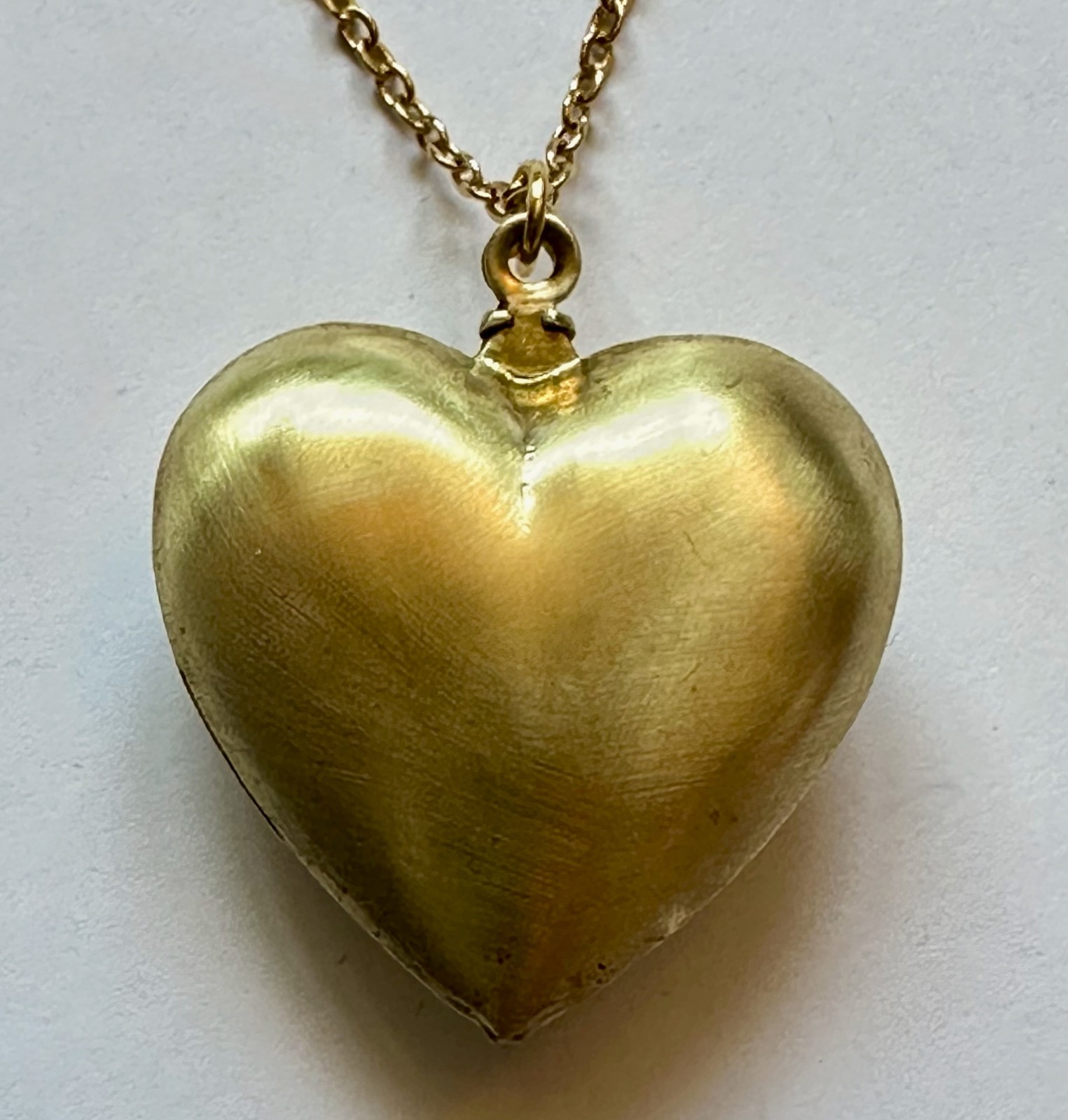 VINTAGE HEART PUFF BRASS W LOVEBIRDS PENDANT 1 1/4″ NECKLACE 24″ VTG BRASS CHAI