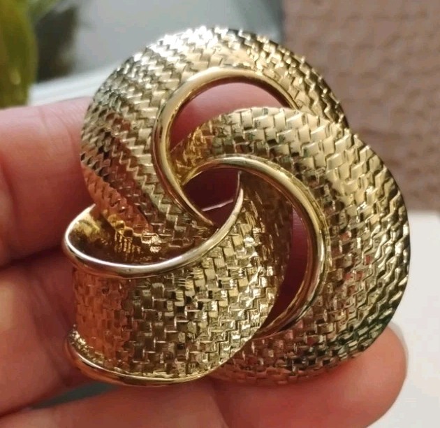 Vintage Ornate Unsigned ORENA Paris Textured Triple Golden Knot 1.5″ Pin/Brooch!
