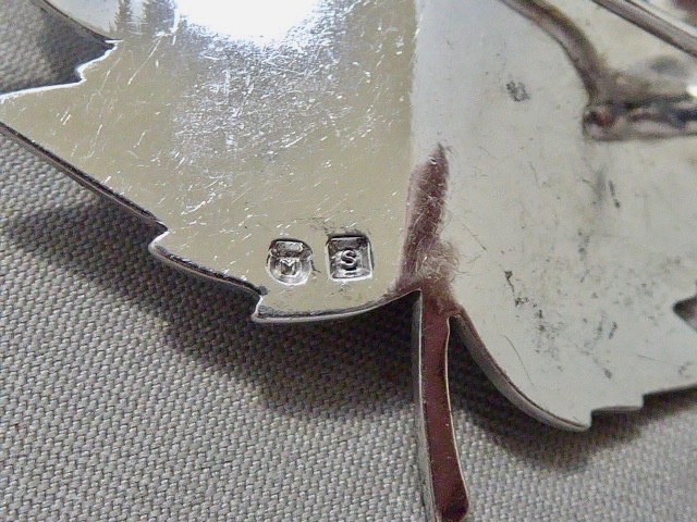 MIKIMOTO SIGNED VINTAGE BRIGHT CLEAN 6.5 MM CULTURED AKOYA PEARLS STERLING PIN