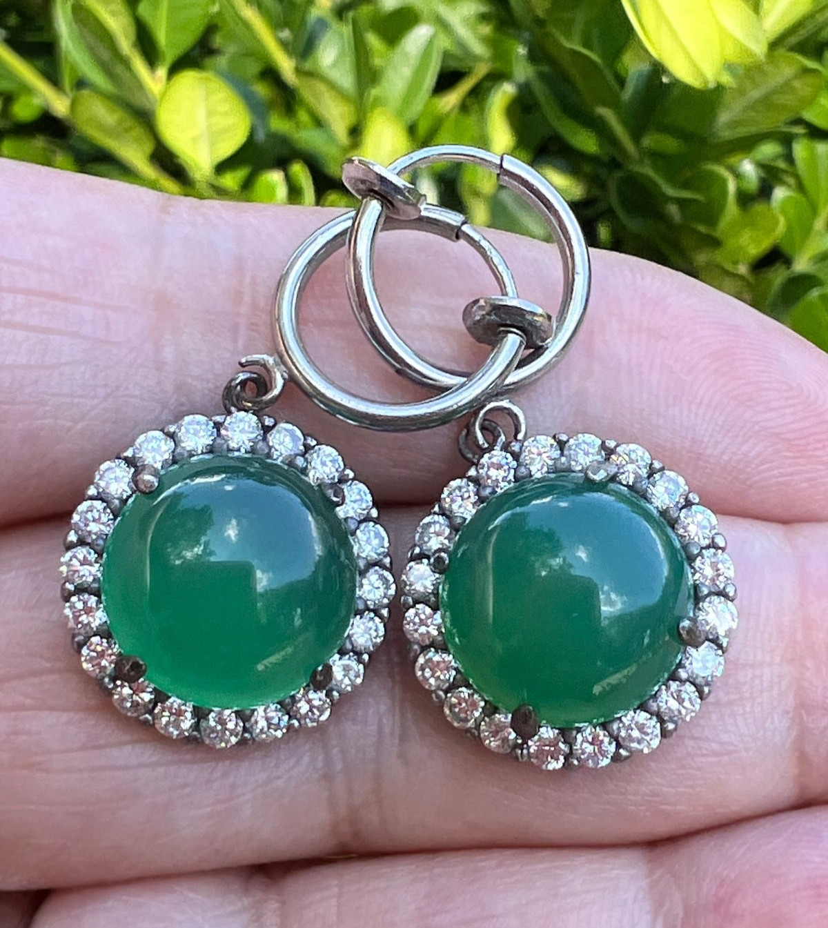 VINTAGE VIVID GREEN CABOCHON STONES DROP DANGLE SILVER TONE HOOP EARRINGS