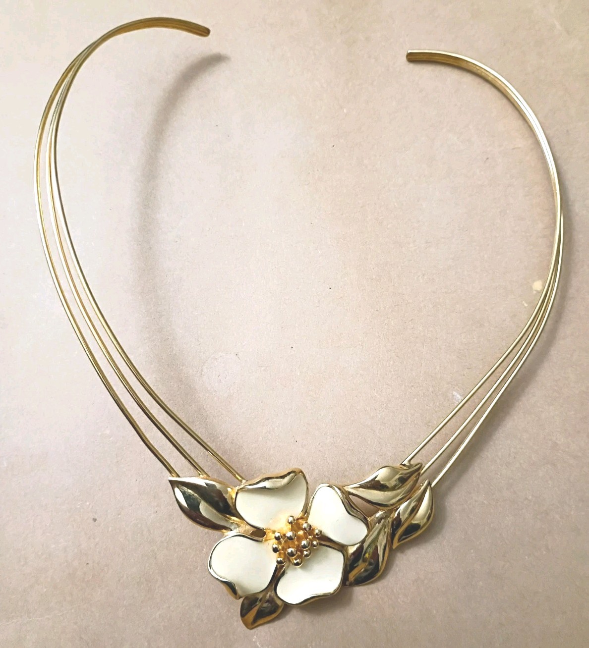 Vintage TRIFARI DOGWOOD FLOWER Choker Necklace Off White/ Cream Enamel Gold Tone