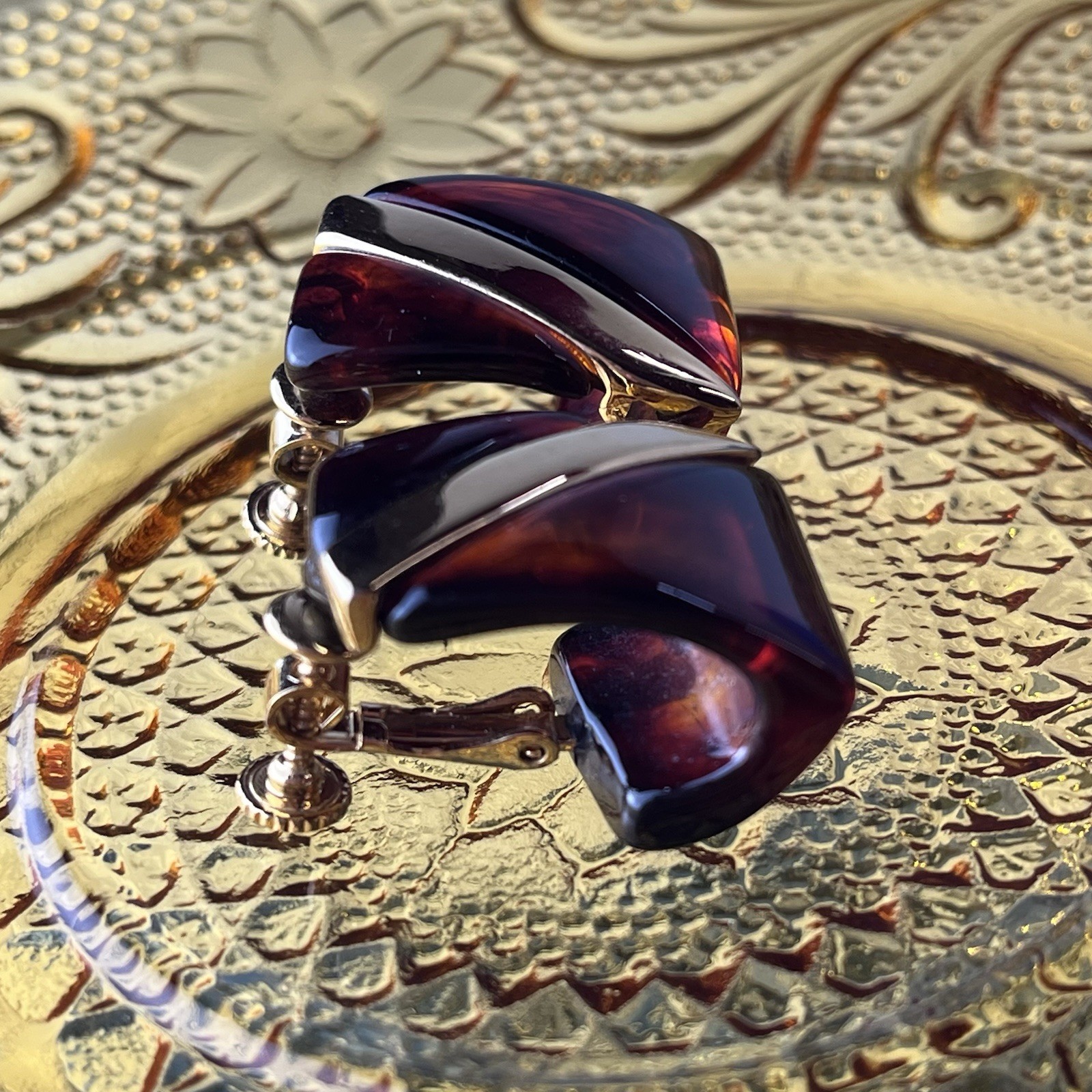 Vtg Napier Lucite Tension With Gold Tone Screw Back Earrings – 1950s – 1” Long
