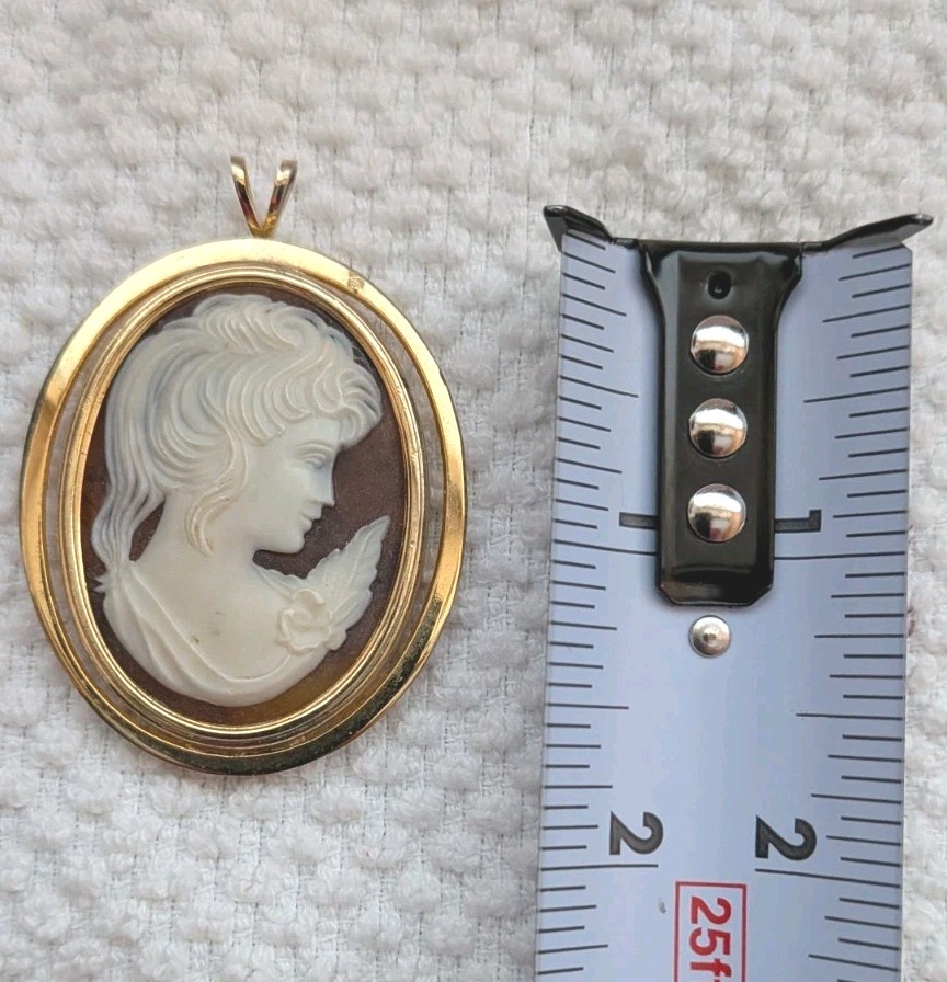 Vintage Cameo Pendant Gold Tone Victorian Style . Not Sure Of The Type Of Stone