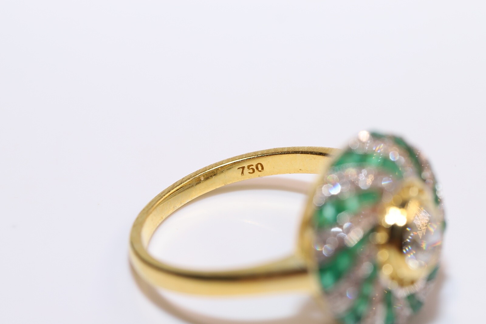 New Made 18k Gold Natural Diamond And Caliber Emerald Decorated Cocktail Ring
