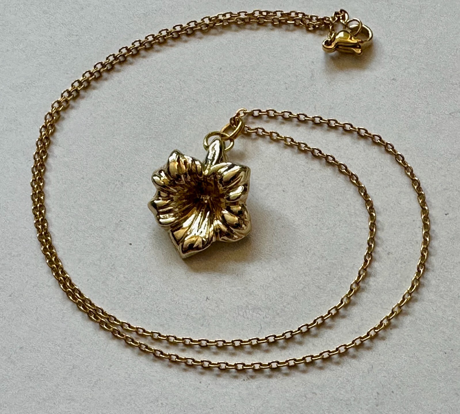 Vintage JEWELRY SET flower gold tone plastic charm 1″ necklace l8″ GP & EARRING