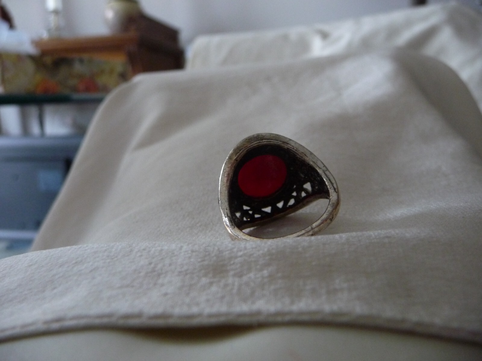 SILVER TONE FILIGREE BAND w RED CENTER STONE Sz 6 3/4 – 7 #19/11AB