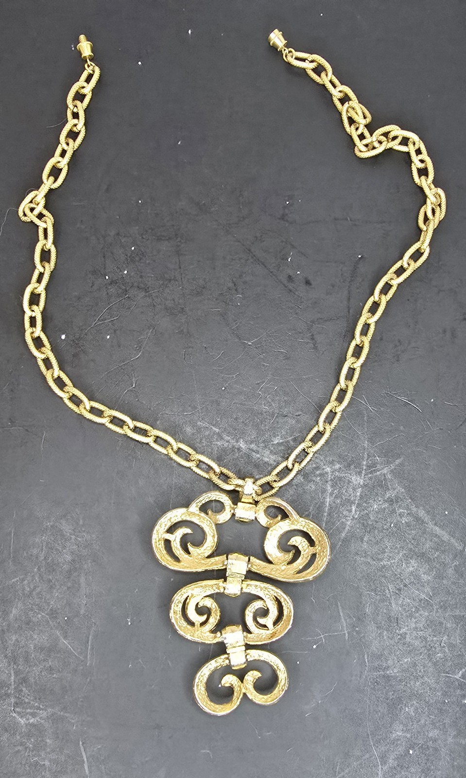 Vintage Gold Tone Chunky Chain Necklace Articulated Brushed Texture Pendant 20”