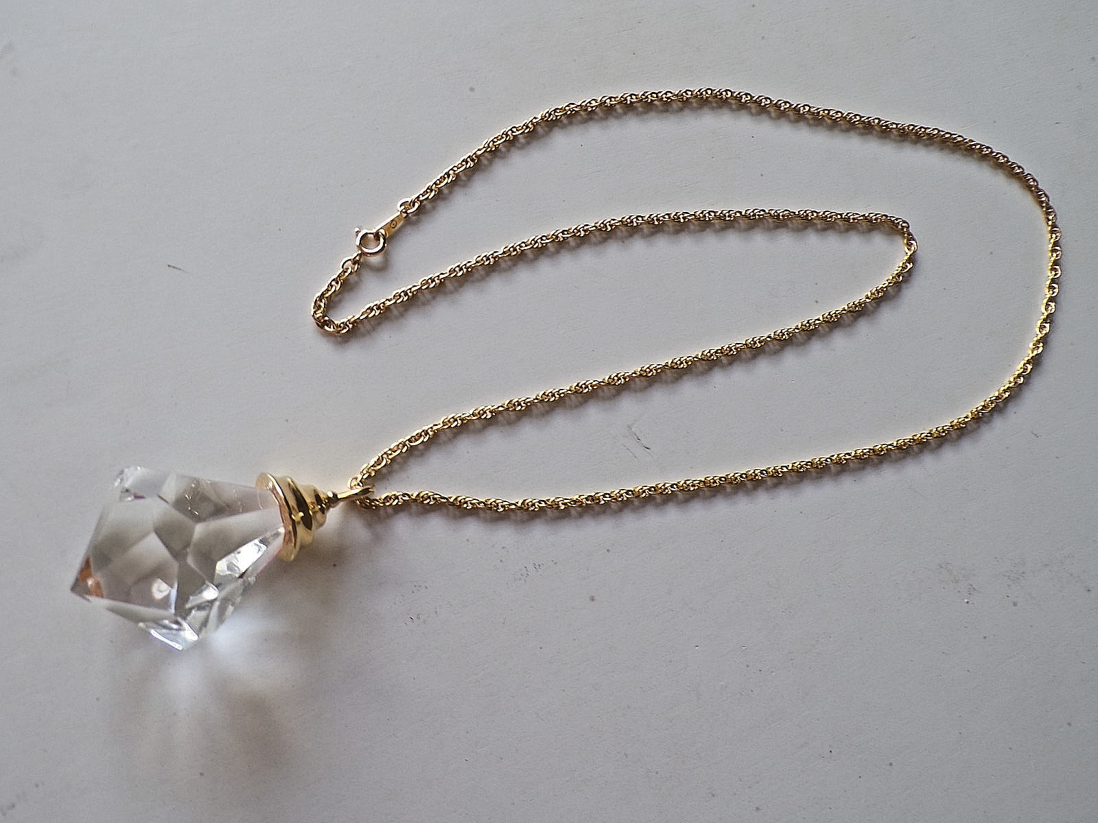 Vintage Gold Tone Clear Lucite Acrylic Faux Diamond Crystal Pendant Necklace 28″