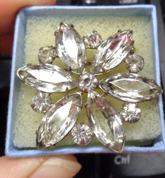 Vtg ESTATE Silvertone CLEAR Glass Prong Setting Rhinestone FLOWER Pin 1-3/8″ D