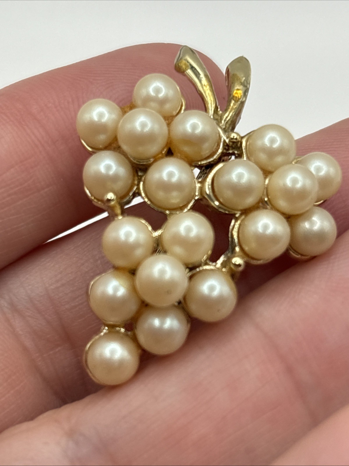 Faux Pearl Bunch Of Grapes Brooch High Quality Gold Tone Setting Vintage Pin 1.5