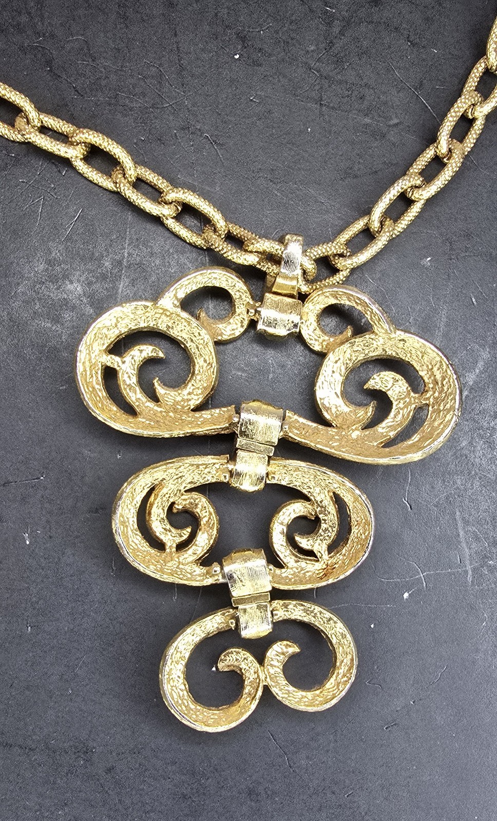 Vintage Gold Tone Chunky Chain Necklace Articulated Brushed Texture Pendant 20”