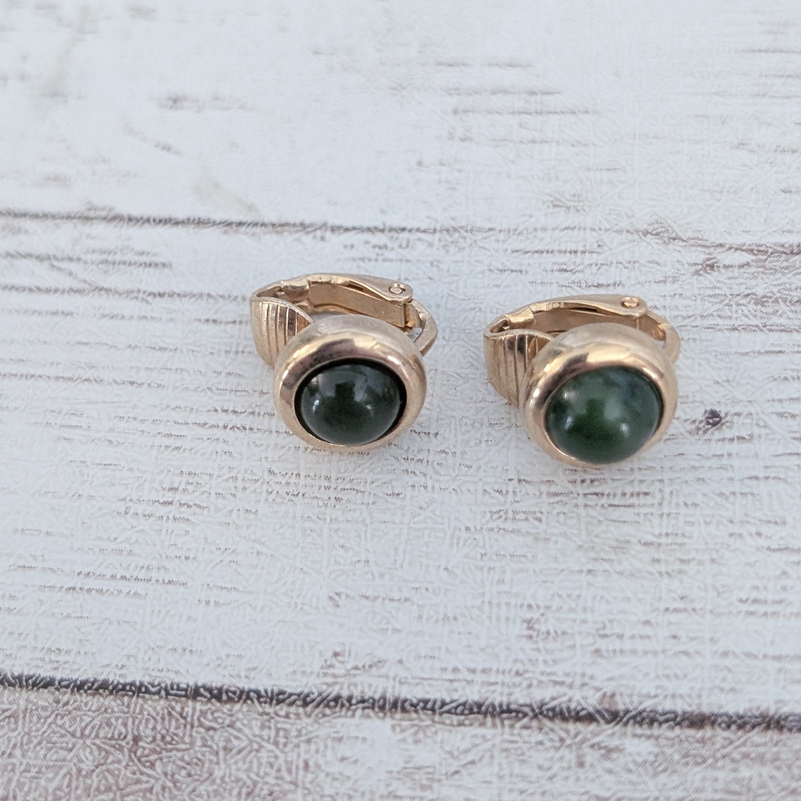 Vintage Avon Clip On Earrings 3/8″ Dark Green & Gold Tone – Loose Clip