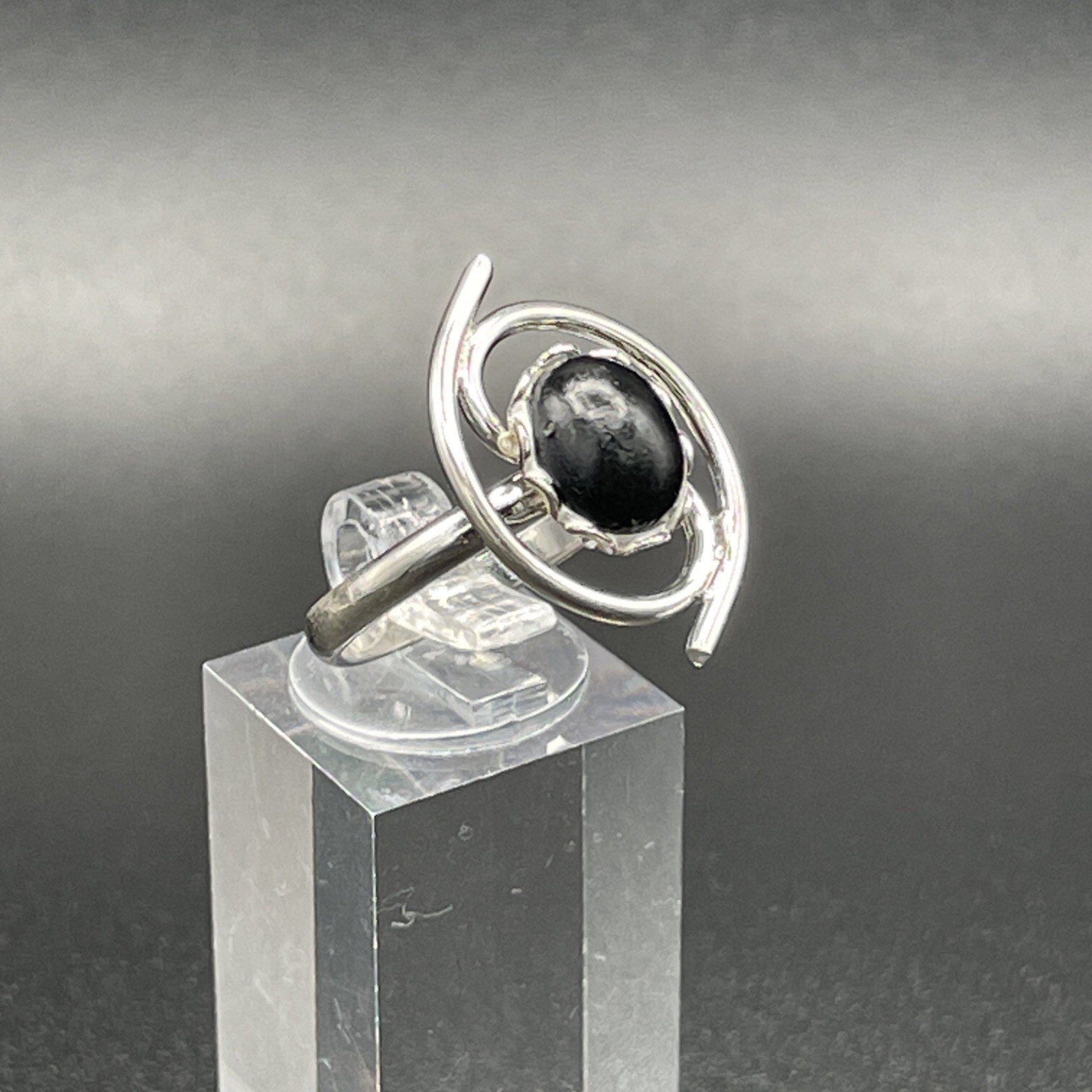 Vintage Modernist Silver Tone Swirl Design With Faux Black Onyx Adjustable Ring