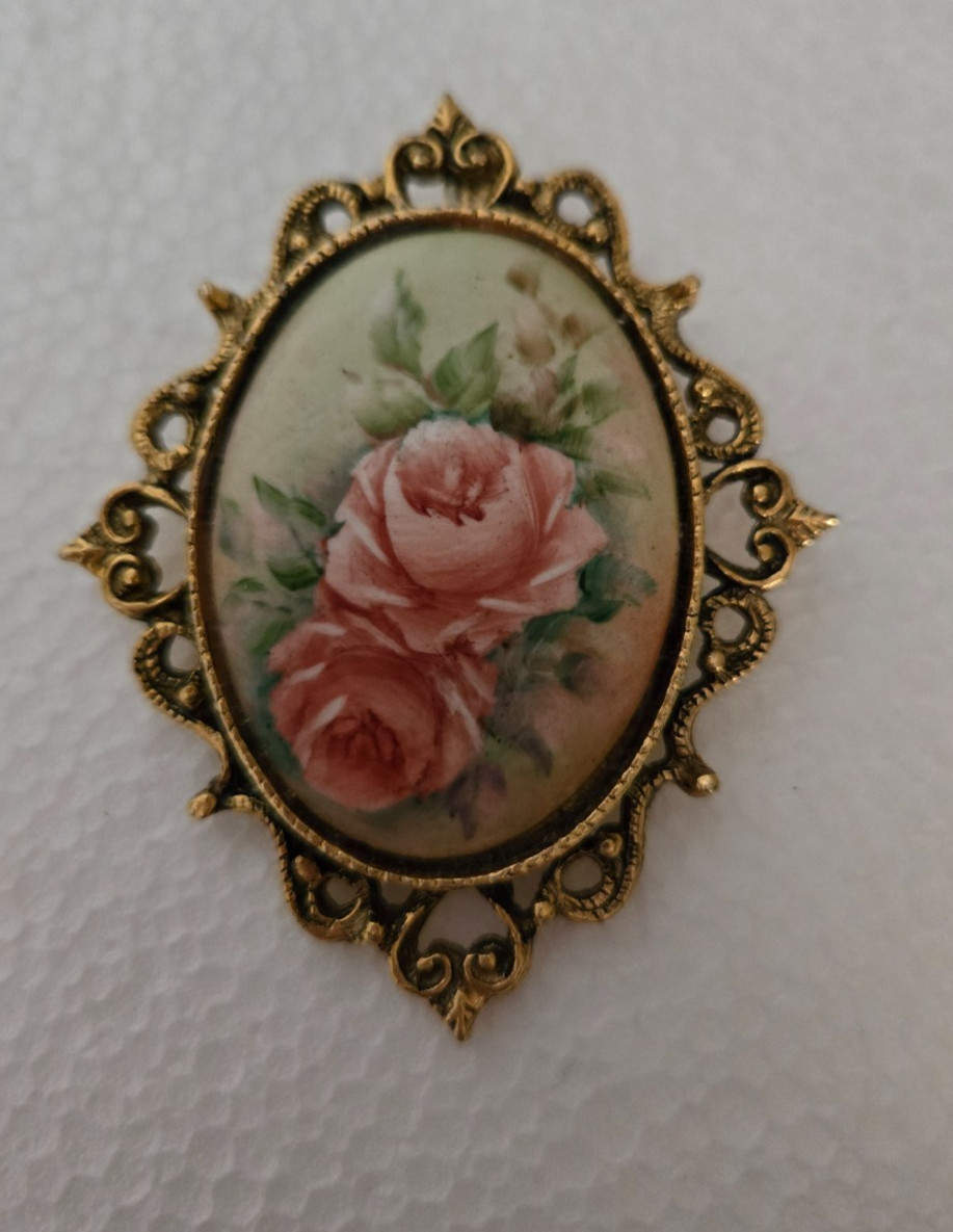 VINTAGE FLORAL BROOCH OR PENDANT WITH GOLD TONE FRAME ~ 2 1/2 INCH