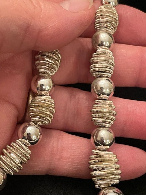 Vin. Monet Silver-ton necklace Twisted spril beads+ slver beads 9.25″ ajustable