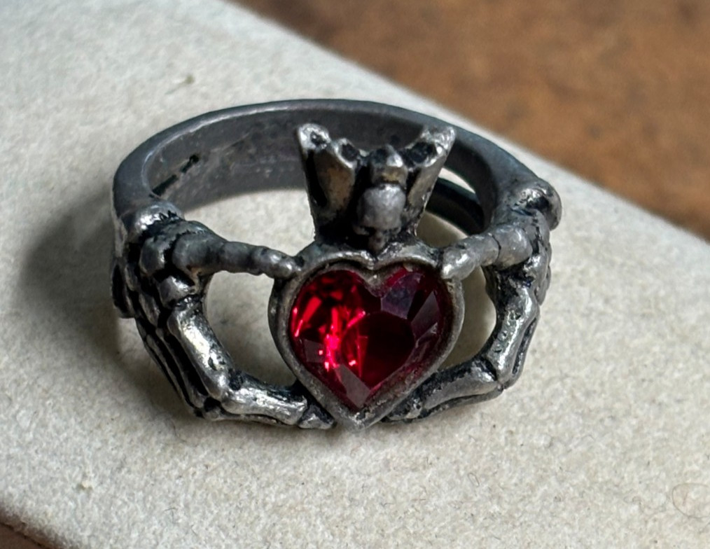 Vtg sz 7.5 ALCHEMY England GOTHIC Pewter Irish CLADDAGH BY NIGHT Ring SKELETON