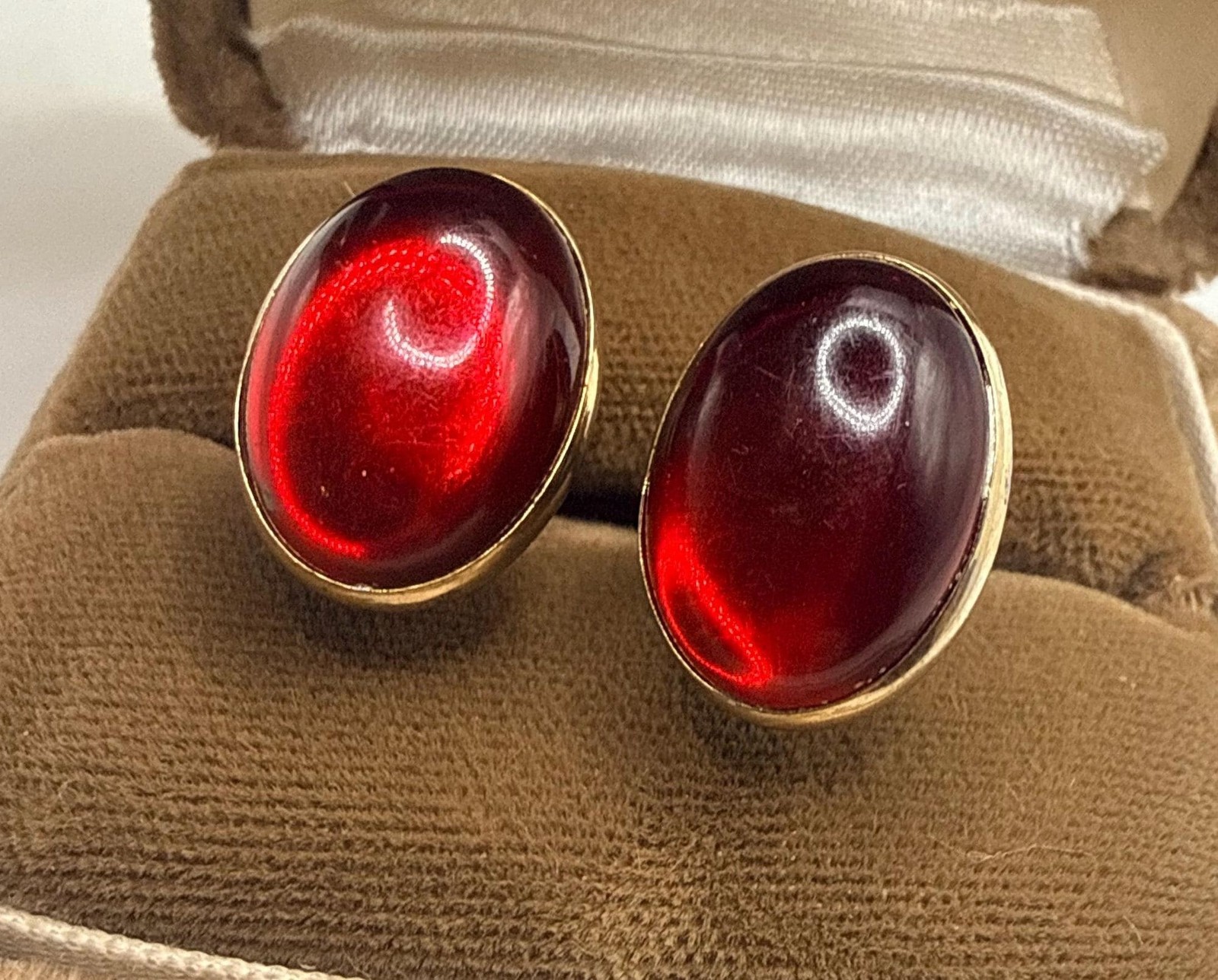 Vintage Hadley red oval jelly cabochon and gold tone cuff links