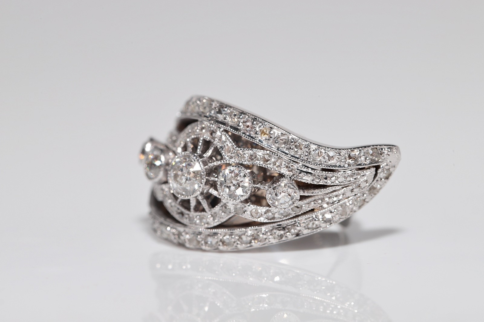 Antique Circa 1920s Hand crafted Art Deco 18k Gold Natural Diamond Ring