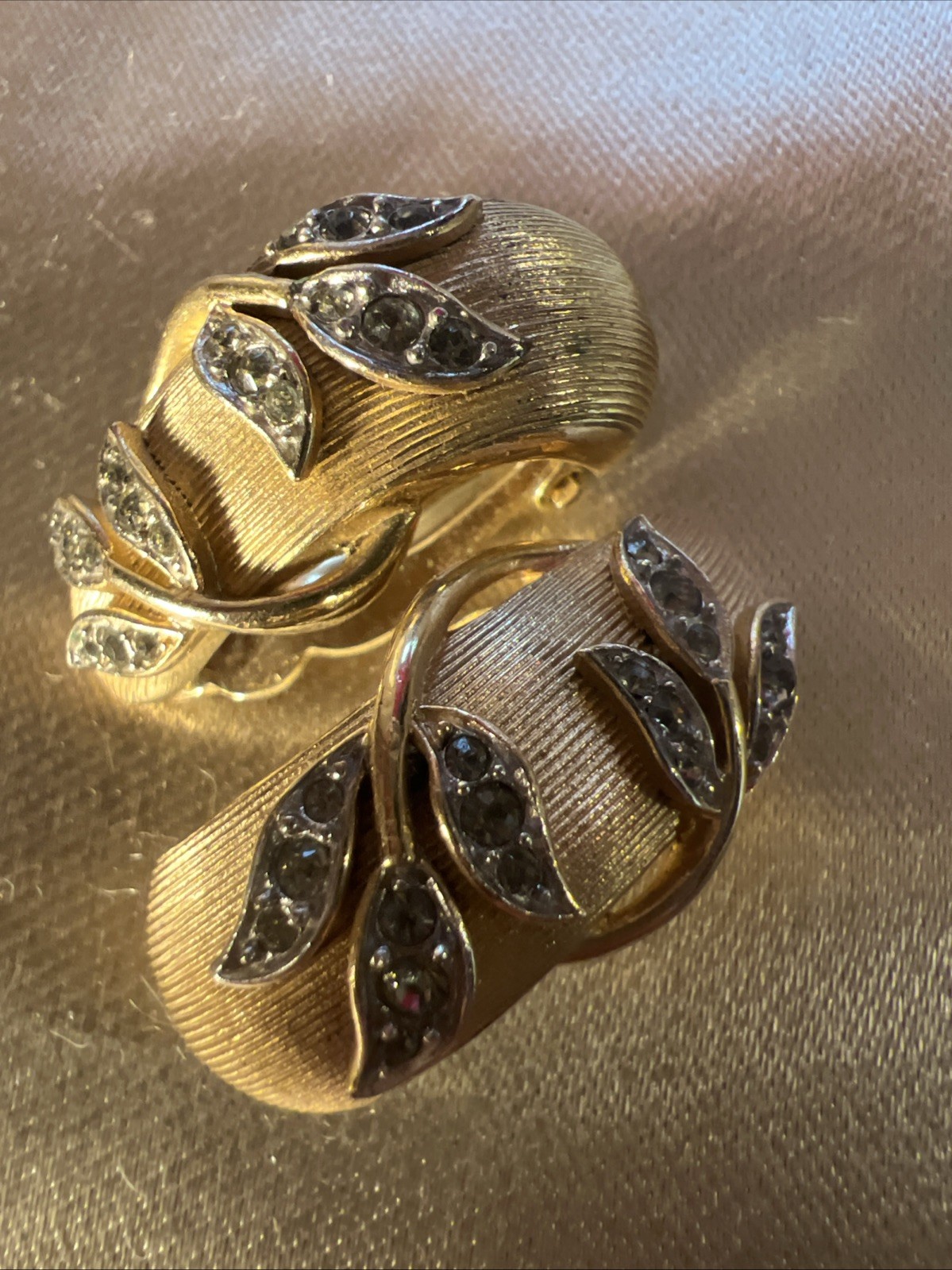 Vtg Crown TRIFARI PHILIPPE Rhinestone GARDEN OF EDEN Leaf Brushed Gold Earrings