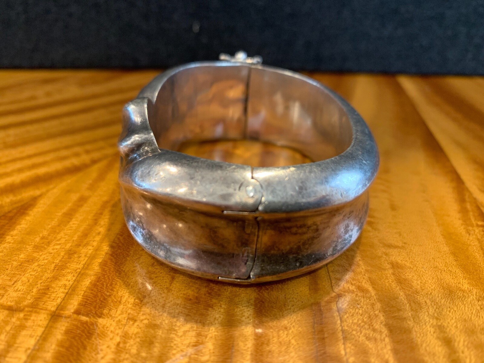 BEAUTIFUL CHUNKY STERLING SILVER SLIDE HINDGE LOCK BANGLE BRACELET W/ CLASP 69G.