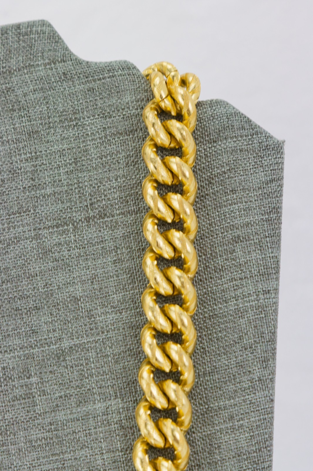 Anne Klein Large Gauge Gold Tone Necklace, Signed, Toggle Closure, 132gr