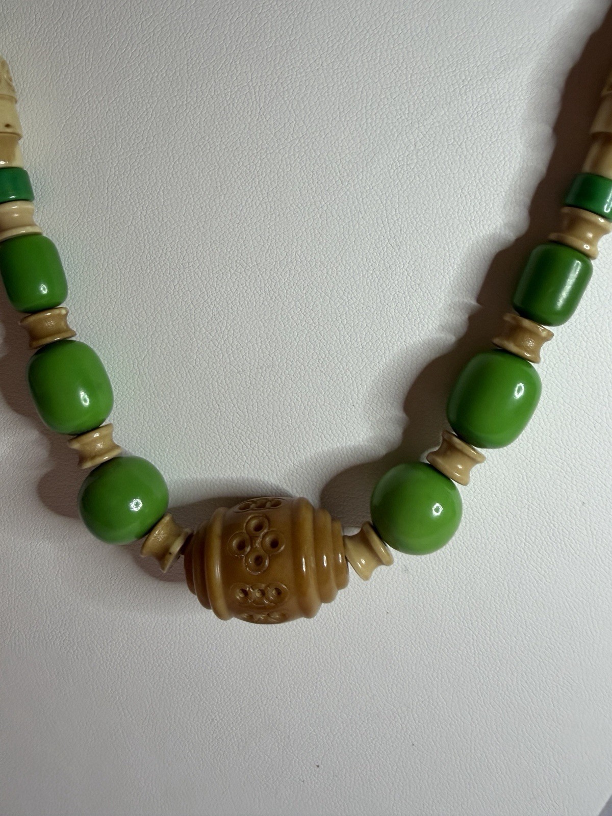 Beautiful vintage necklace from the 1930s and 1950s.