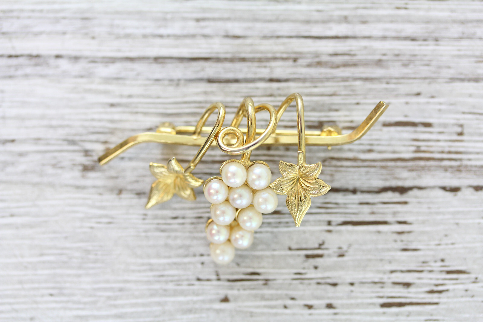 VINTAGE PEARLS GOLD FILLED BROOCH LEAF GRAPES PRETTY BEAUTIFUL RETRO