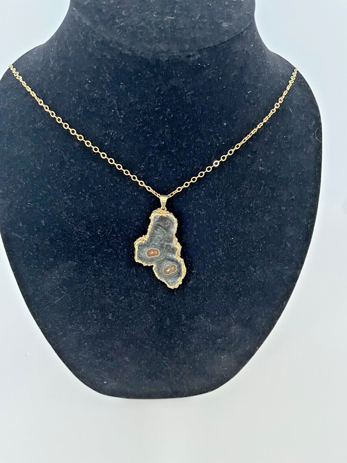 Whitley V Gold Tone Necklace Brown Agate Geode Slice Pendant 30″ VINTAGE DS103