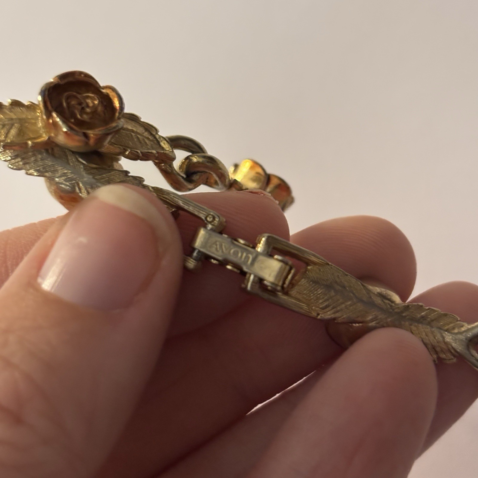 STUNNING VINTAGE ESTATE SIGNED AVON GOLD TONE ROSE FLOWER 7 1/4″ BRACELET G39054