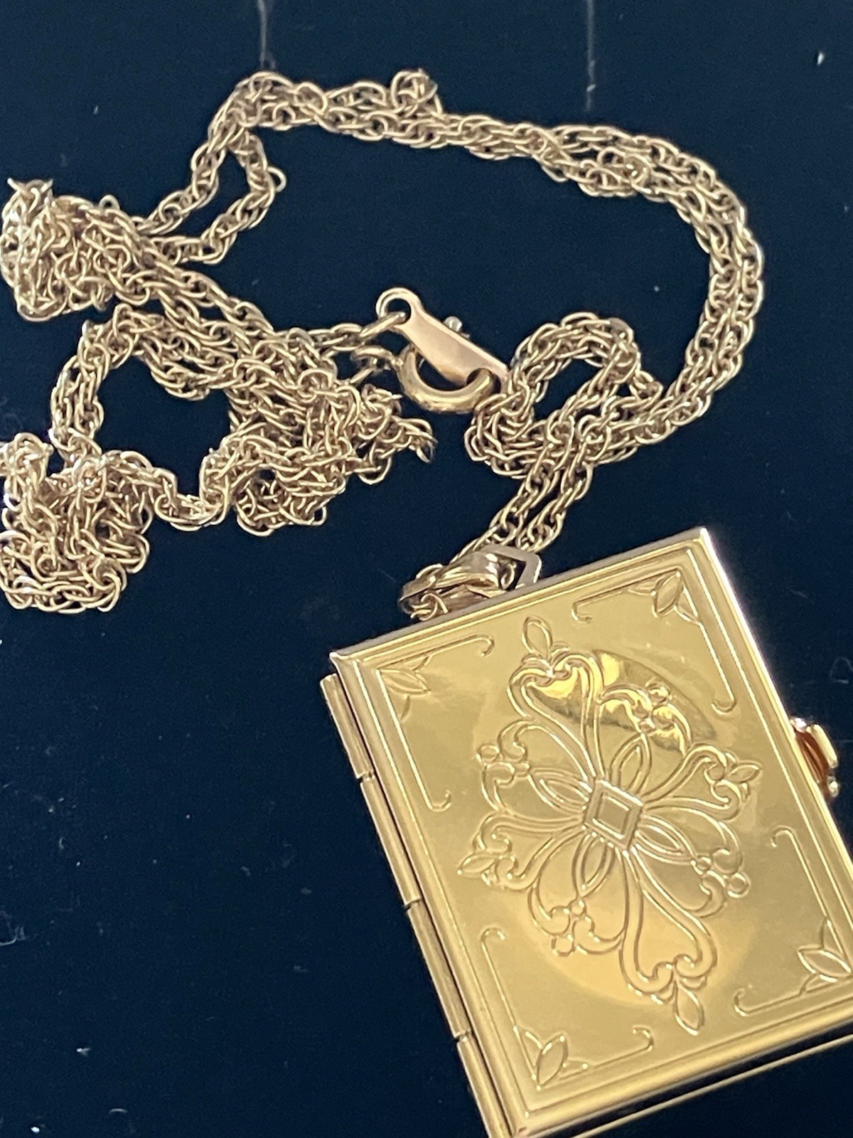 Avon 1991 Vintage “Brag Locket” IOB 5 Photo Picture Goldtone Necklace Pendant