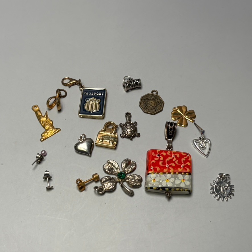VINTAGE ESTATE JEWELRY LOT of 16 Pendants Charms Dangles