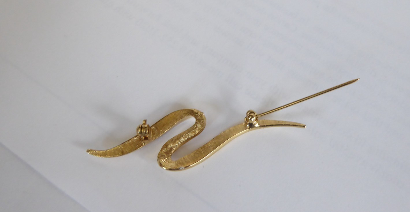 Vintage Gold Tone S RIBBON Brooch Pin Swoosh 2.25″ long Lapel Hat Good Condition