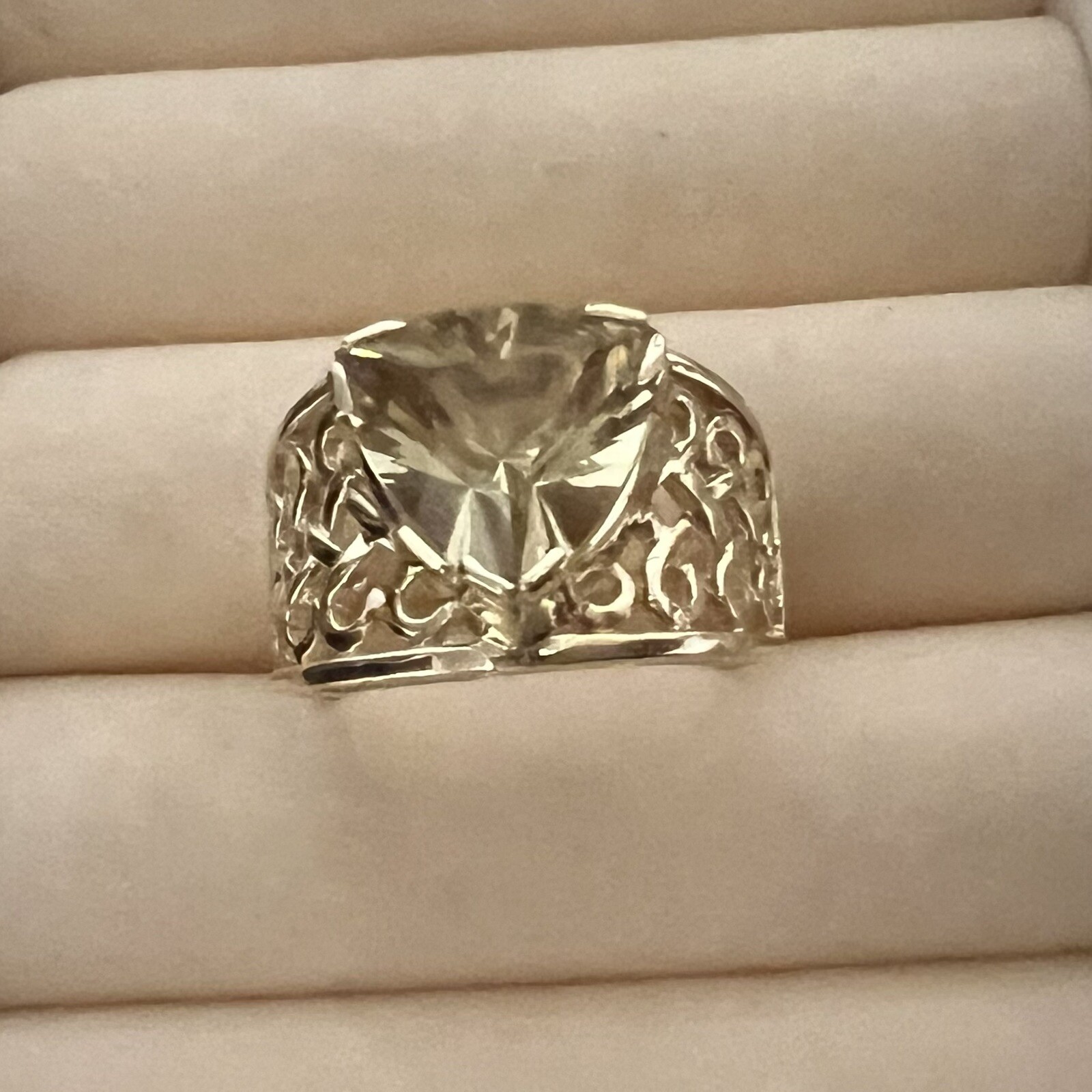 Vintage 14 Karat Yellow Gold Celtic Knot Natural Golden Beryl Ring Size 8.25
