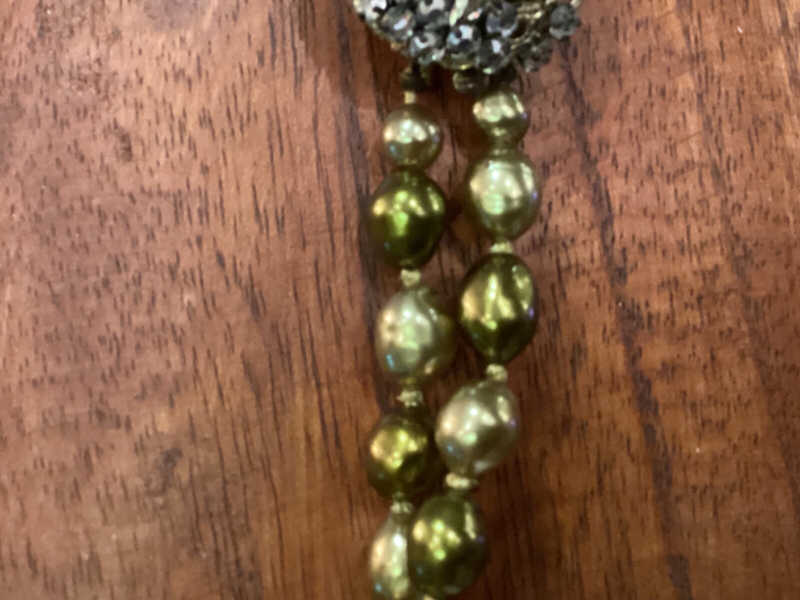 VINTAGE AUTHENTIC HAND KNOTTED OLIVE GREEN NATURAL PEARLS UNIQUE CLASP NO RES