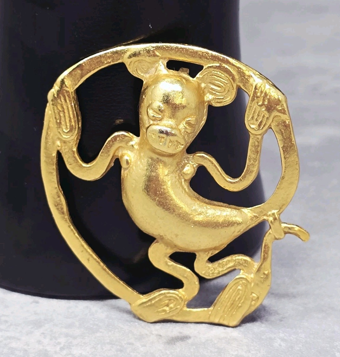 Vtg Signed Alva Studios Monkey Aztec Inspired Brooch Goldtone Gold Plated 2.25″