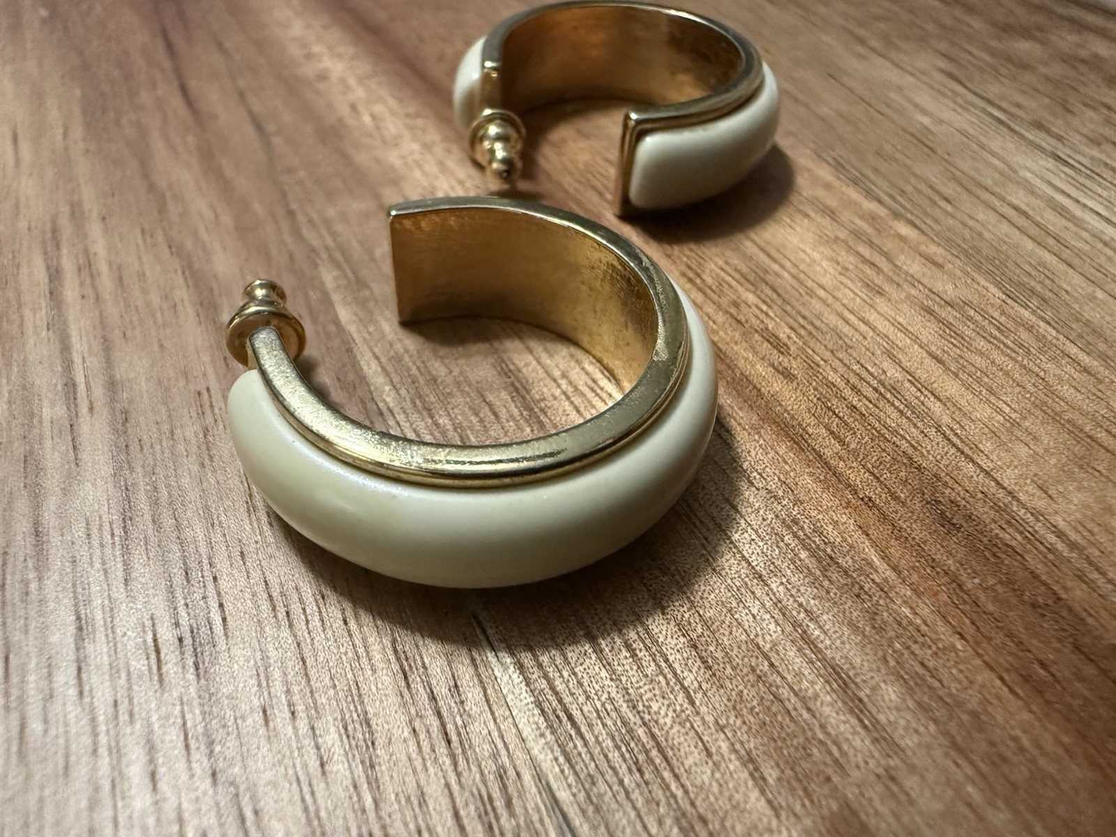 Vintage RARE Avon 1” Hoop Earrings Cream Ivory And Gold Tone Iconic 90’s