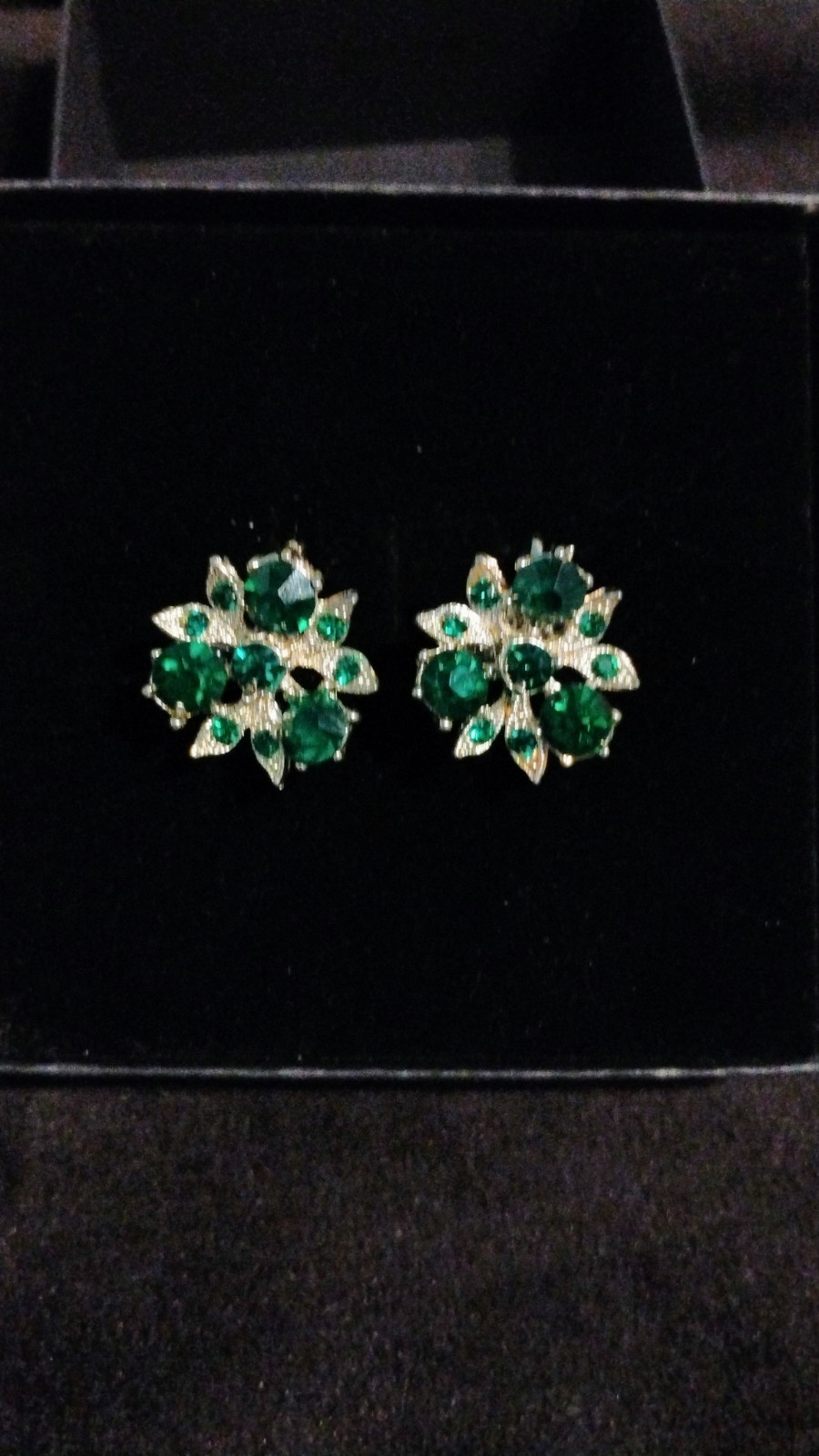 Vintage Gorgeous Vivid Emerald Green Rhinestone Silver Tone Screw Back Earrings