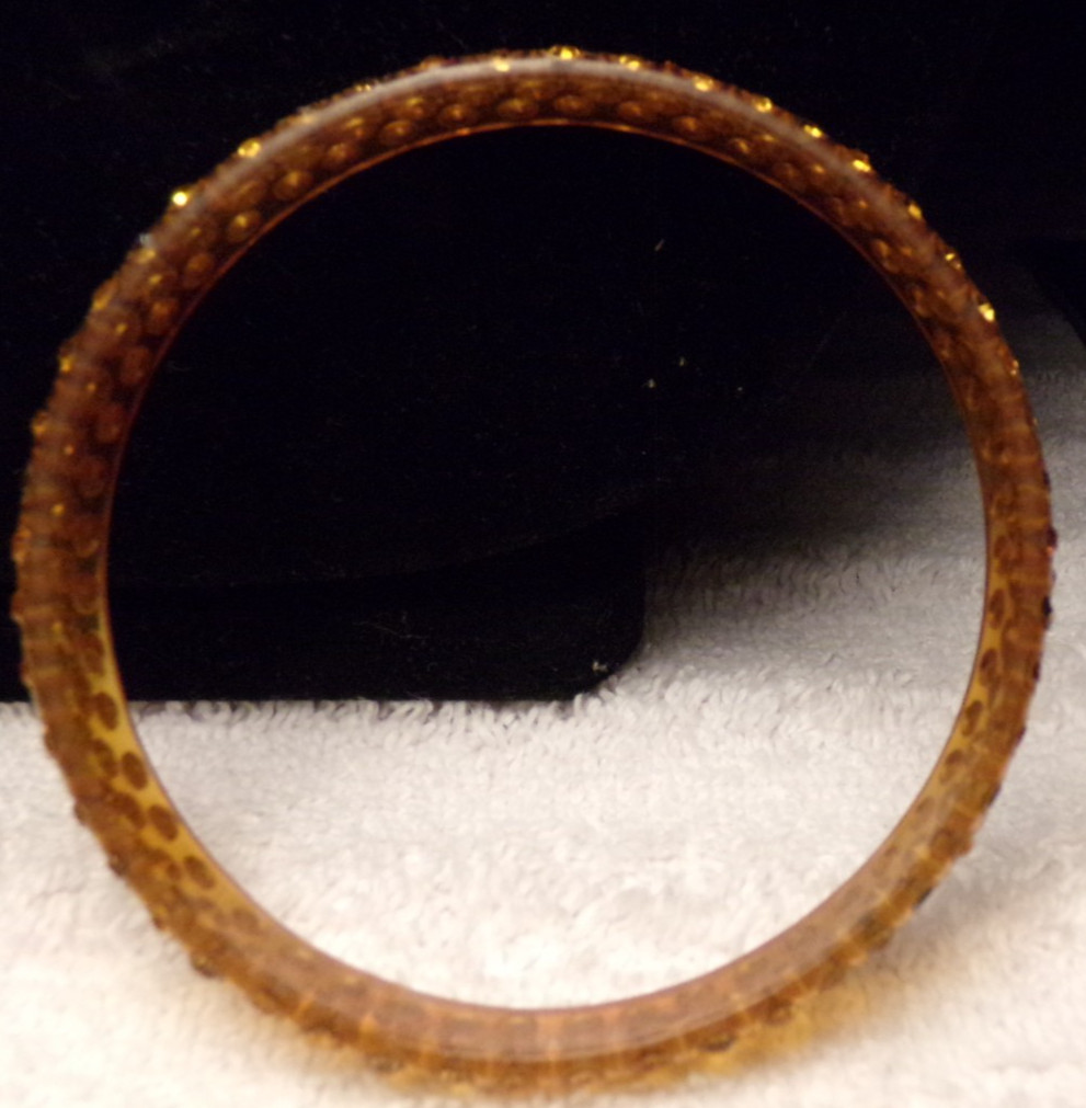 VTG 1940’S GOLDEN AMBER LUCITE CUT CRYSTAL RHINESTONE ACRYLIC BANGLE BRACELET