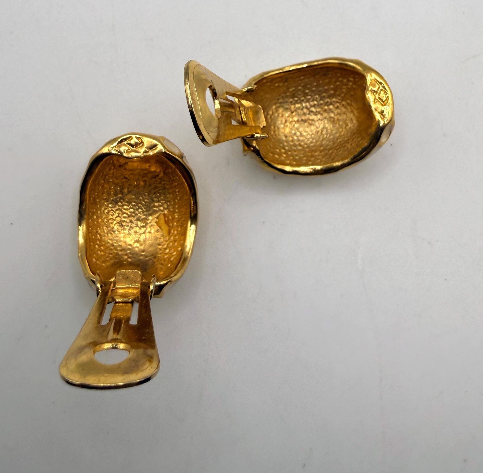 Vintage off white enamel and gold tone webbed design large clip on stud earrings