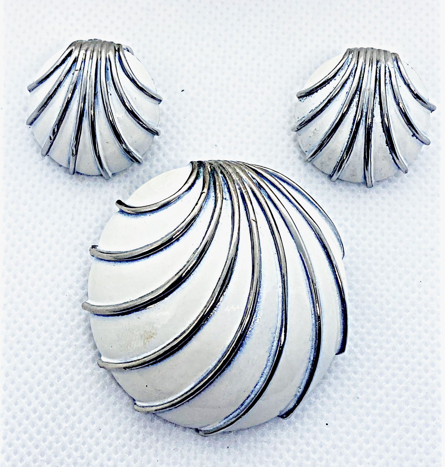 Vintage Lovely Silver Tone White Enamel Clam Shell Brooch And Clip Earrings Set