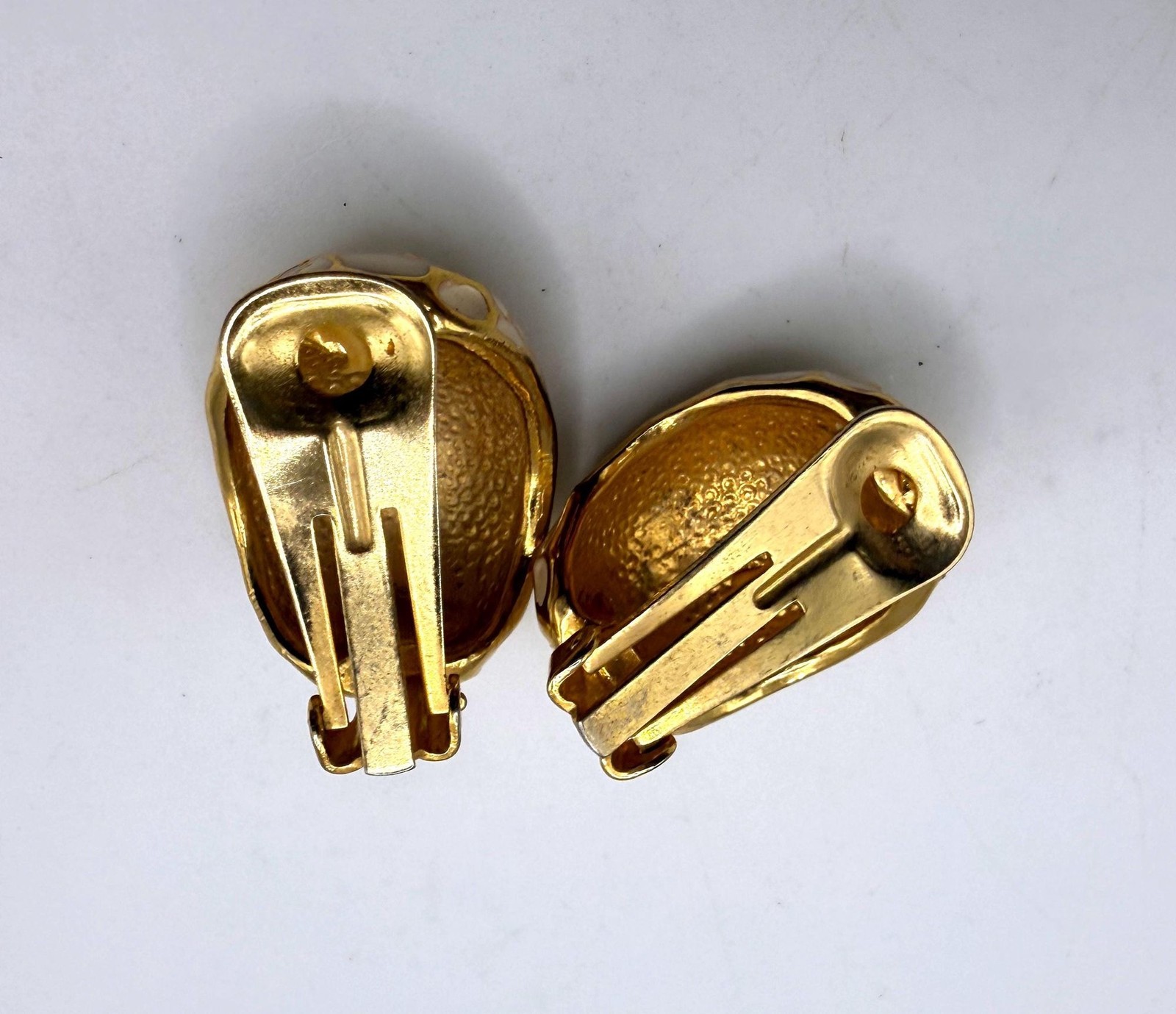 Vintage off white enamel and gold tone webbed design large clip on stud earrings