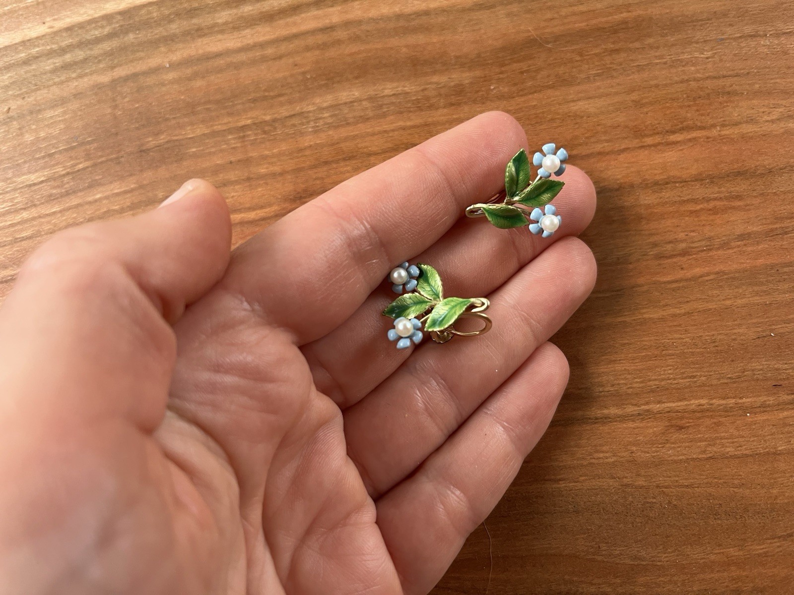 KREMENTZ Forget Me Knot Pearl Enamel Screw Back Earrings Vintage