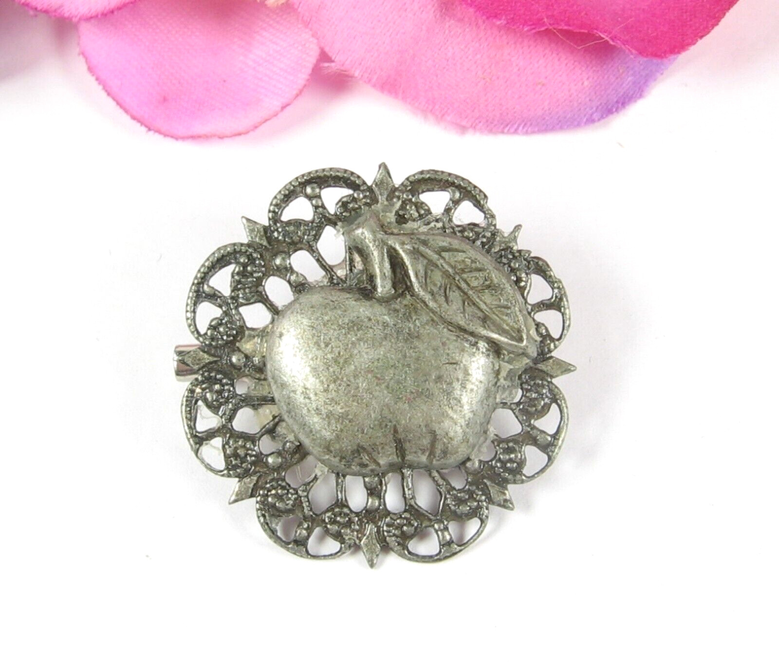 APPLE With Leaf On FILIGREE Brooch Vintage Scatter Pin Silvertone Round 1 1/4″