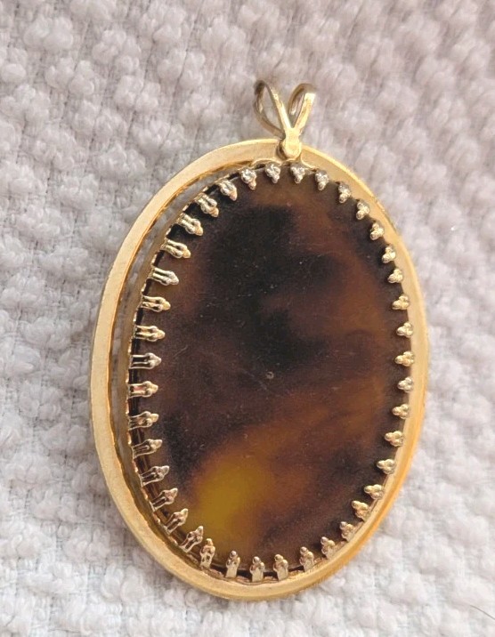 Vintage Cameo Pendant Gold Tone Victorian Style . Not Sure Of The Type Of Stone