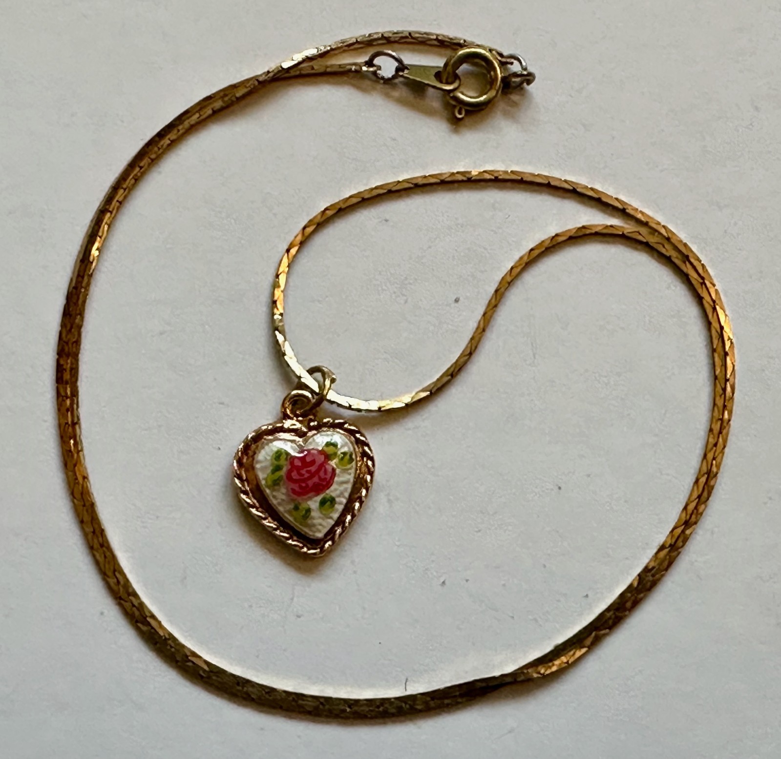 VINTAGE HEART FLOWER ROSE CABACHON PENDANT 5/8 OF 1″ NECKLACE 18″ VTG BRASS