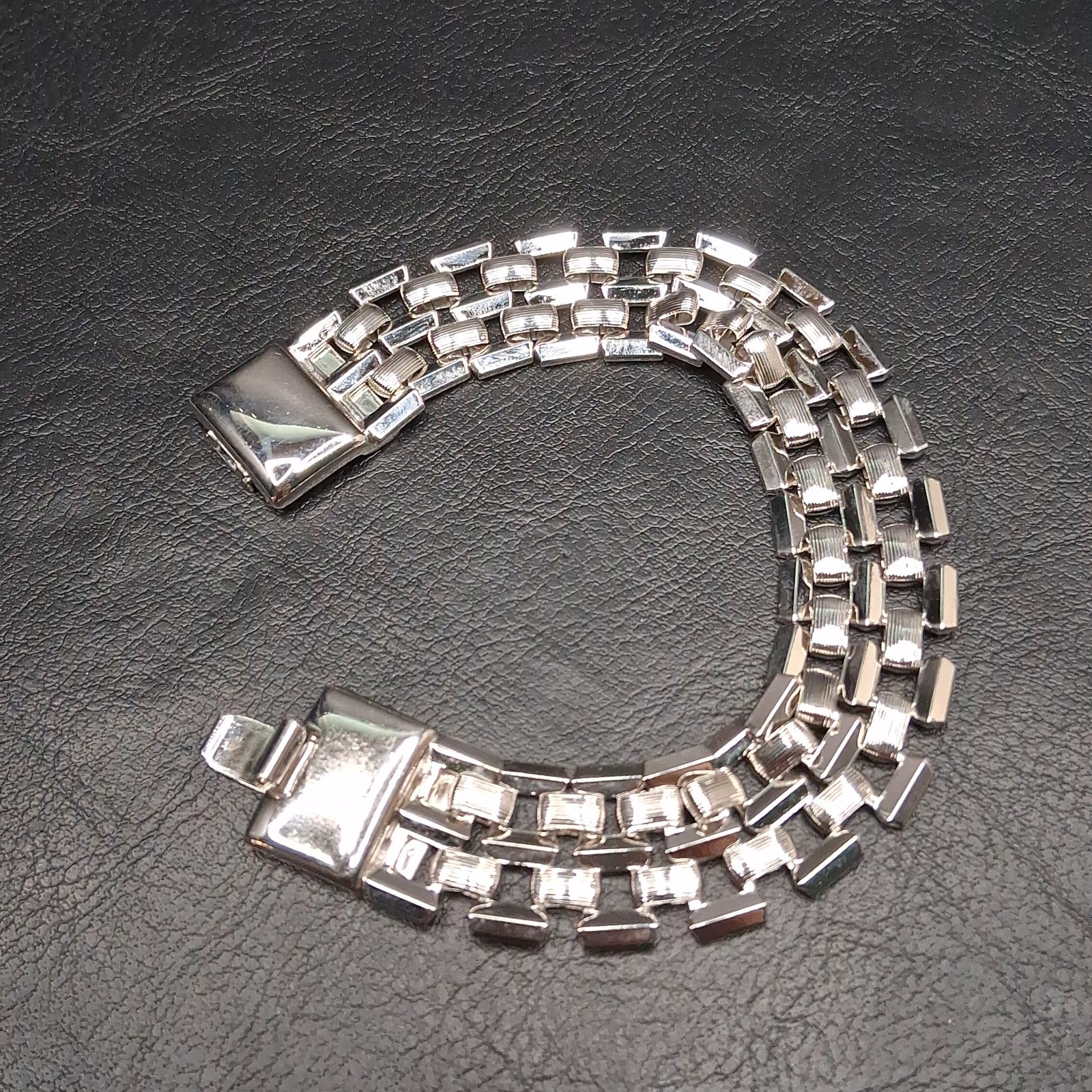 Vintage MONET Popcorn Chain Bracelet Textured And Polished Silver Tone. 18.074