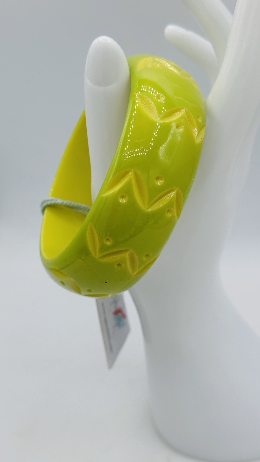 Splendette Wide Lime Green Carved Duchess Bangle Bracelet Fakelite Retro Resin