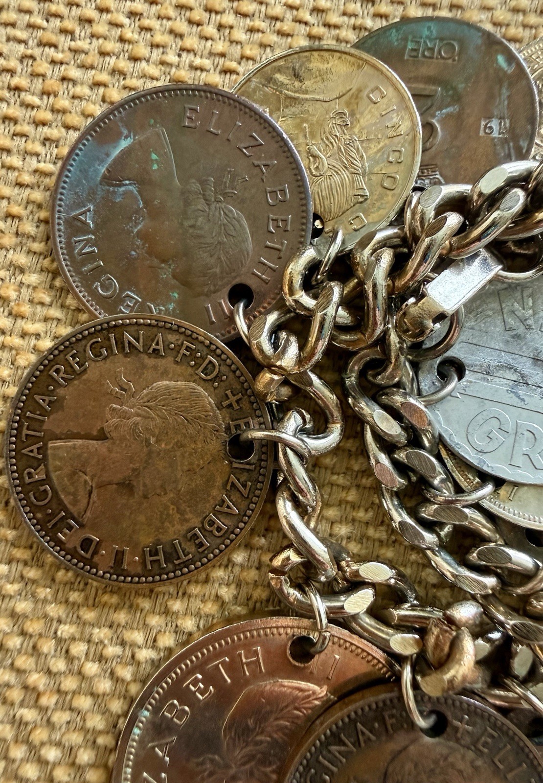 1 Vintage Foreign Coin Charm Bracelet With 15 Vintage Coins